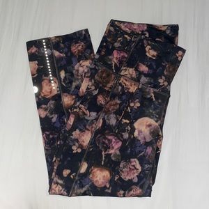 Lululemon size 6 new. Never used capri leggings